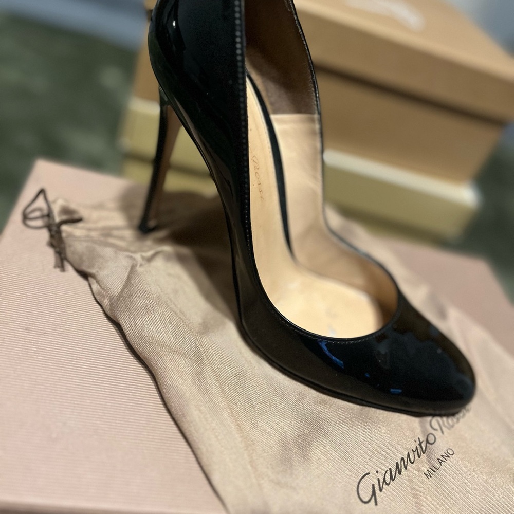 Gianvito Rossi Glossy Black Heels
